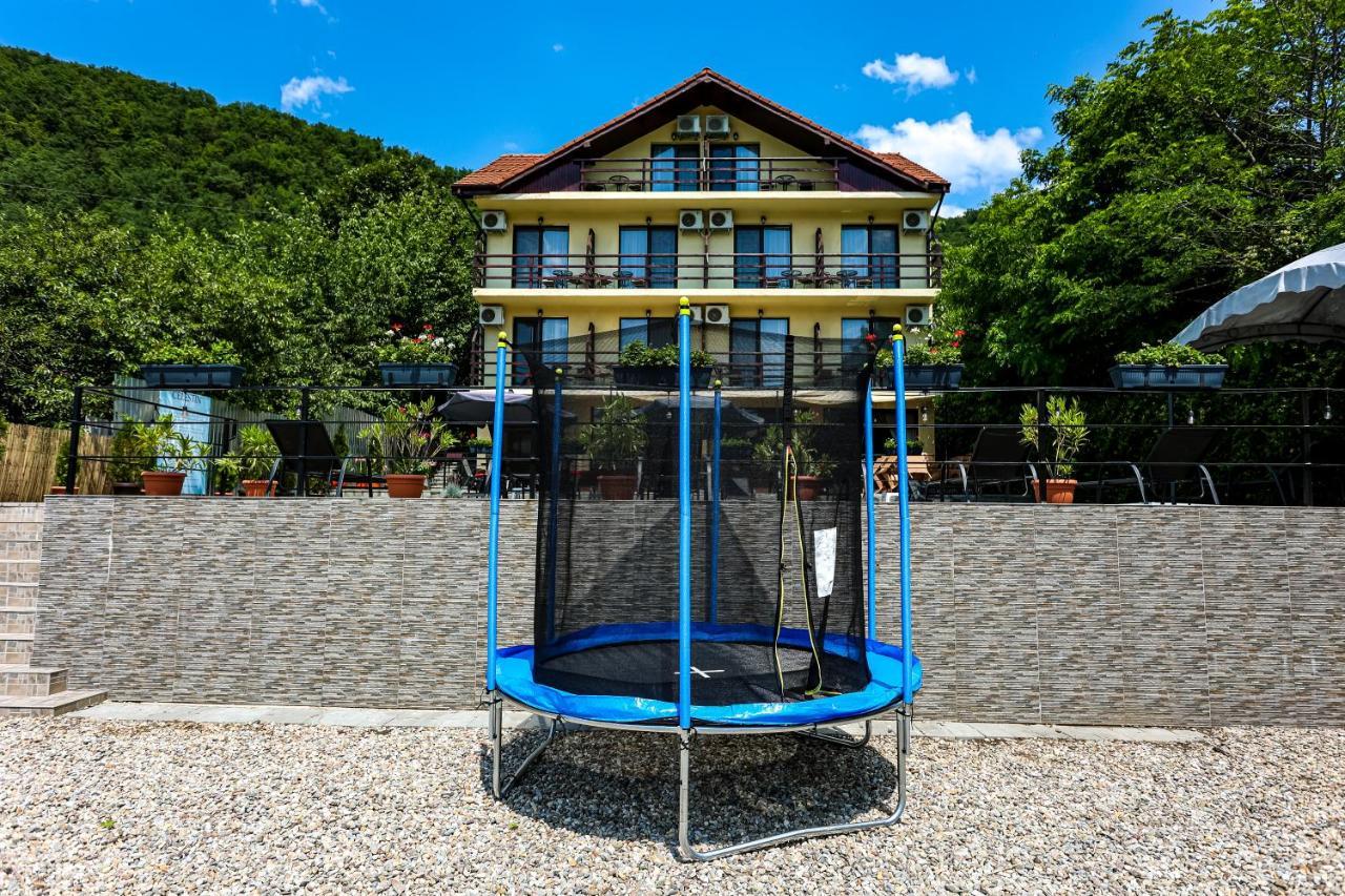 Pensiunea Celestin Ieşelniţa 외부 사진